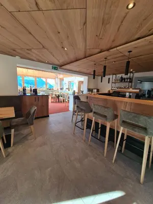 Ein Restaurant oder anderes Speiselokal in der Unterkunft Hotel & Alpengasthof Pinzgerhof