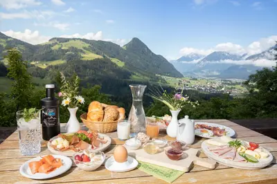 Ein allgemeiner Bergblick oder ein Berglick von des Gasthauses aus