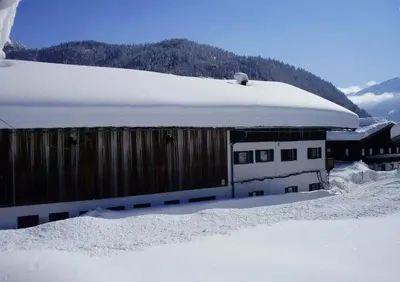 Ein allgemeiner Bergblick oder ein Berglick von des Bauernhofs aus