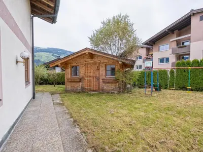 Das Gebäude in dem sich das Ferienhaus befindet