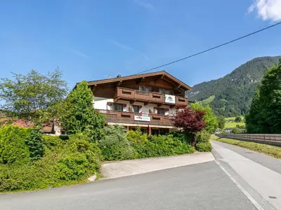 Ein allgemeiner Bergblick oder ein Berglick von des Ferienhauses aus