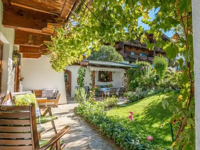 Ein Garten an der Unterkunft Sonja