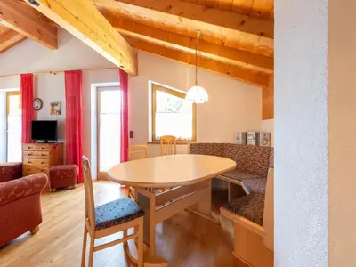 Ein Sitzbereich in der Unterkunft Chalet in Gattererberg near Ski Slopes