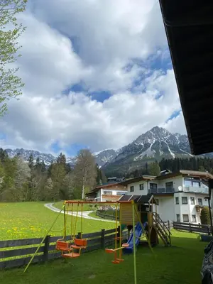 Ein allgemeiner Bergblick oder ein Berglick von der Ferienwohnung aus