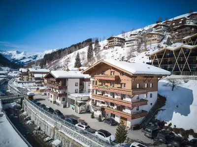 Ein allgemeiner Bergblick oder ein Berglick von des Hotels aus