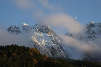 Ein allgemeiner Bergblick oder ein Berglick von der Ferienwohnung aus