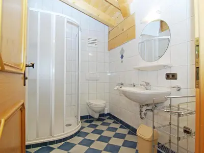 Ein Badezimmer in der Unterkunft Apartment Hansjörg-4 by Interhome