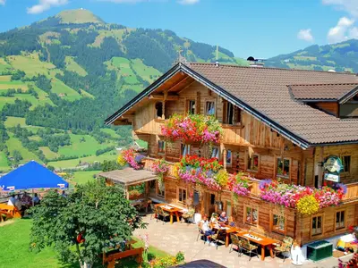 Ein allgemeiner Bergblick oder ein Berglick von des Gasthauses aus