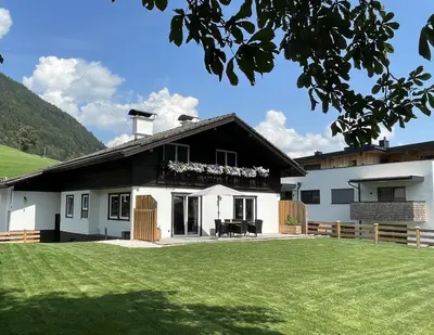 Ein allgemeiner Bergblick oder ein Berglick von des Ferienhauses aus