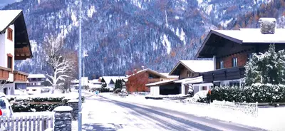 Ein allgemeiner Bergblick oder ein Berglick von des Aparthotels aus
