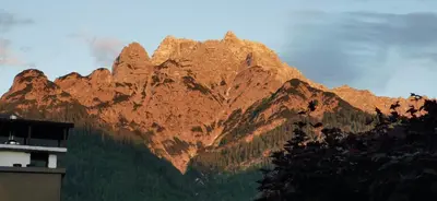Ein allgemeiner Bergblick oder ein Berglick von des Aparthotels aus