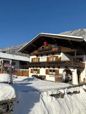Ein allgemeiner Bergblick oder ein Berglick von des Aparthotels aus