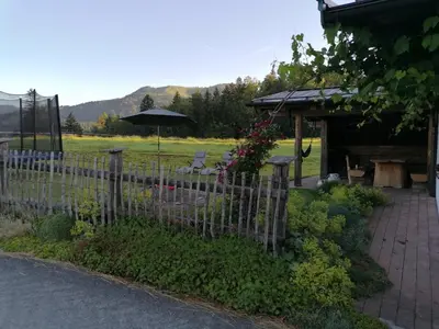 Ein allgemeiner Bergblick oder ein Berglick von of country house aus