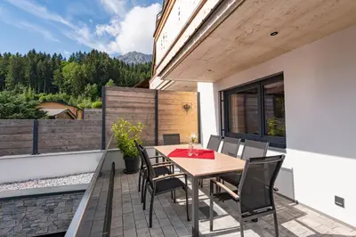 Ein allgemeiner Bergblick oder ein Berglick von des Ferienhauses aus