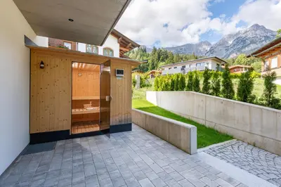 Ein allgemeiner Bergblick oder ein Berglick von des Ferienhauses aus