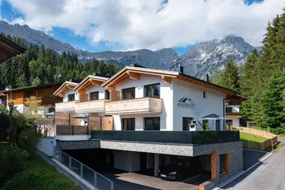 Ein allgemeiner Bergblick oder ein Berglick von des Ferienhauses aus