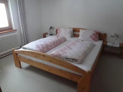 Ein Bett oder Betten in einem Zimmer der Unterkunft Haus Sonnegg