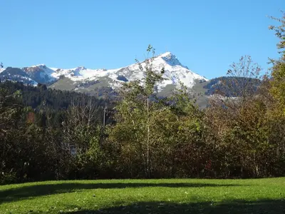 Ein allgemeiner Bergblick oder ein Berglick von der Ferienwohnung aus
