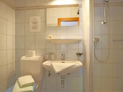 Ein Badezimmer in der Unterkunft Holiday Home Apart Anneliese by Interhome