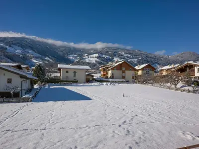 Ein allgemeiner Bergblick oder ein Berglick von des Ferienhauses aus