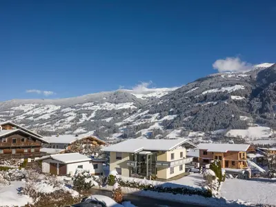 Ein allgemeiner Bergblick oder ein Berglick von des Ferienhauses aus