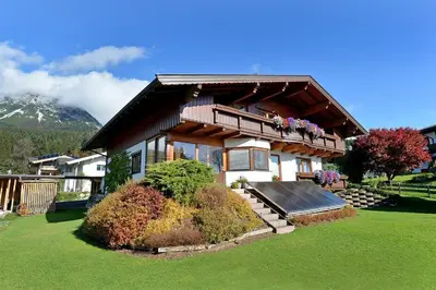 Ein allgemeiner Bergblick oder ein Berglick von der Ferienwohnung aus