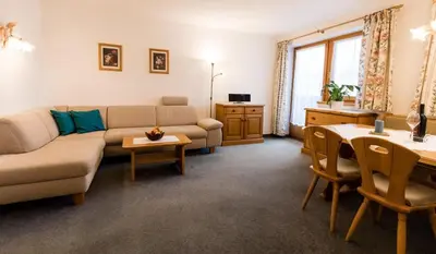 Ein Sitzbereich in der Unterkunft Landhaus Kröll - Barbara Kröll