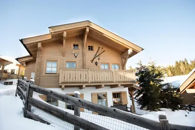 Das Gebäude in dem sich das Ferienhaus befindet