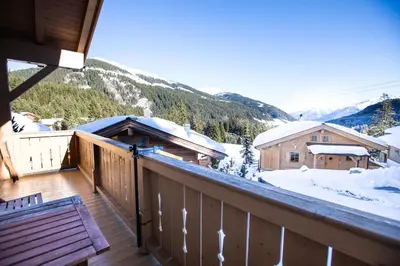 Ein allgemeiner Bergblick oder ein Berglick von des Ferienhauses aus
