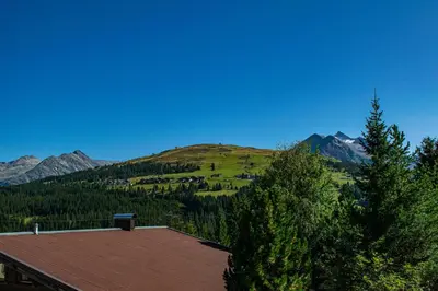 Ein allgemeiner Bergblick oder ein Berglick von der Ferienwohnung aus