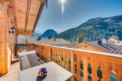 Ein allgemeiner Bergblick oder ein Berglick von des Chalets aus