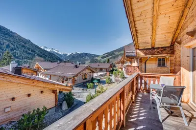 Ein allgemeiner Bergblick oder ein Berglick von des Chalets aus