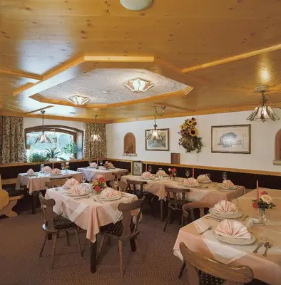 Ein Restaurant oder anderes Speiselokal in der Unterkunft Gasthaus Mitterjager