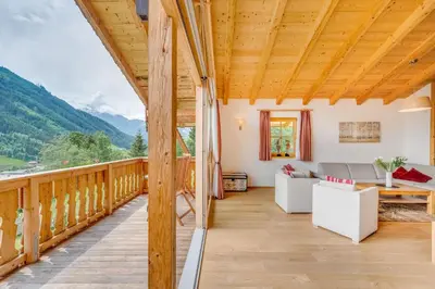 Ein allgemeiner Bergblick oder ein Berglick von des Chalets aus