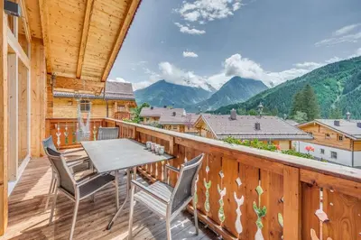 Ein allgemeiner Bergblick oder ein Berglick von des Chalets aus