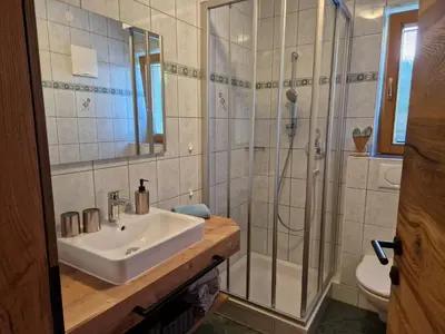 Ein Badezimmer in der Unterkunft Haus Roland