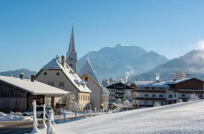 Ein allgemeiner Bergblick oder ein Berglick von des Ferienhauses aus