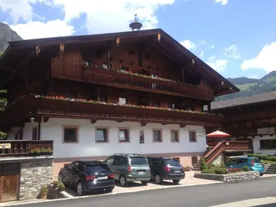Ein allgemeiner Bergblick oder ein Berglick von der Pension aus