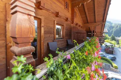 Ein Garten an der Unterkunft Pension Edelweiss