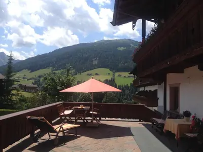 Ein allgemeiner Bergblick oder ein Berglick von der Pension aus