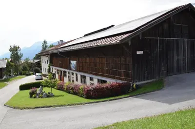 Das Gebäude in dem sich der Bauernhof befindet