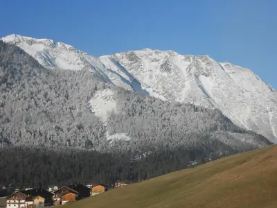 Ein allgemeiner Bergblick oder ein Berglick von des Bed & Breakfasts aus