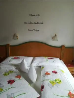 Ein Bett oder Betten in einem Zimmer der Unterkunft Gästehaus Waldruh