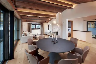Ein Sitzbereich in der Unterkunft Alpin Residenzen Eichenheim Aurach bei Kitzbühel by Alpina-Holiday