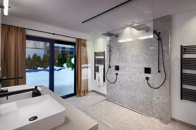 Ein Badezimmer in der Unterkunft Alpin Residenzen Eichenheim Aurach bei Kitzbühel by Alpina-Holiday