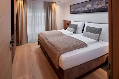Ein Bett oder Betten in einem Zimmer der Unterkunft Alpin Residenzen Eichenheim Aurach bei Kitzbühel by Alpina-Holiday