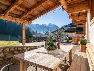 Ein allgemeiner Bergblick oder ein Berglick von des Chalets aus