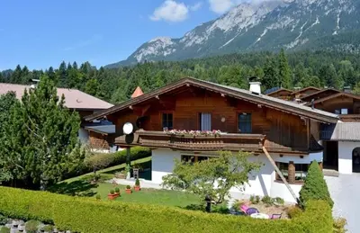 Ein allgemeiner Bergblick oder ein Berglick von der Ferienwohnung aus