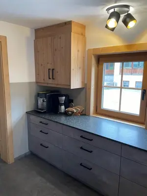 Küche/Küchenzeile in der Unterkunft SÖLLHOF Ferienhaus mit 11 Schlafzimmern I großer Gemeinschaftsraum I Skibushaltestelle I 10 Min zum Skigebiet