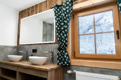 Ein Badezimmer in der Unterkunft SÖLLHOF Ferienhaus mit 11 Schlafzimmern I großer Gemeinschaftsraum I Skibushaltestelle I 10 Min zum Skigebiet